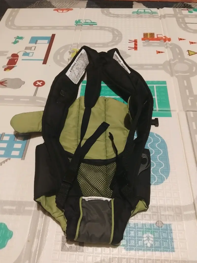 Portabebés ergonómico verde y negro - 1