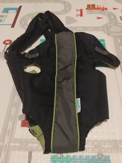 Portabebés ergonómico verde y negro - miniatura 2
