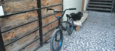 Bicicleta BMX negra con detalles azules - miniatura 1