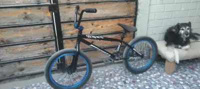 Bicicleta BMX negra con detalles azules - miniatura 2