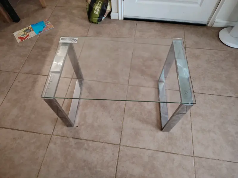 Mesa de centro de vidrio y metal moderna - 1