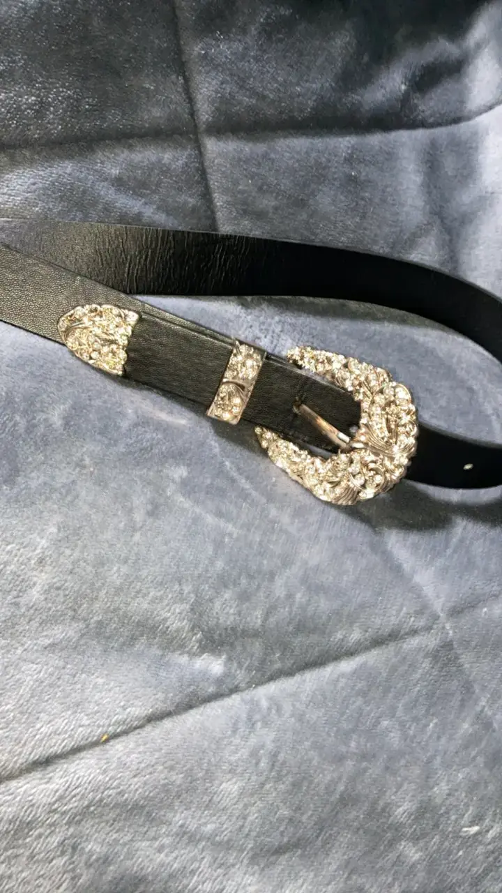 Cinturón negro con hebilla decorativa dorada s