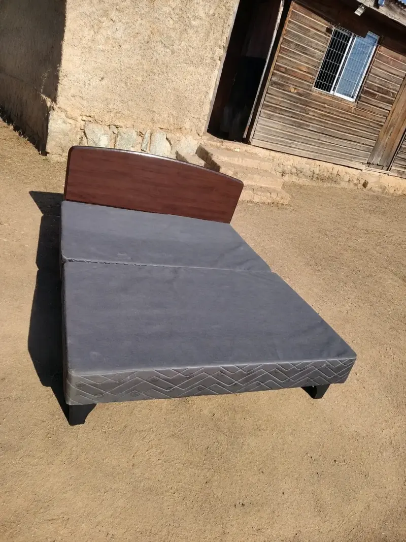 Cama matrimonial con colchón y respaldo - 1