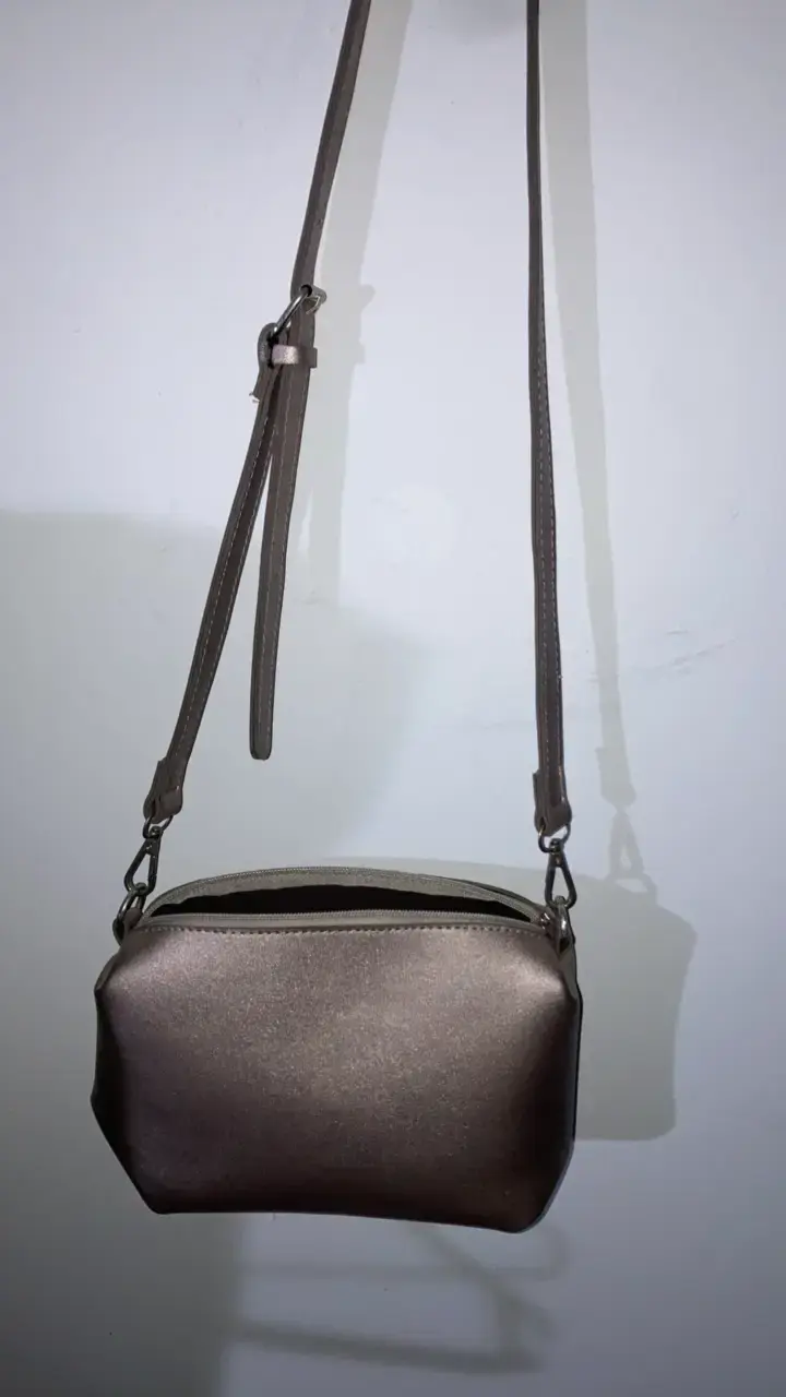 Cartera cruzada color bronce elegante - 1
