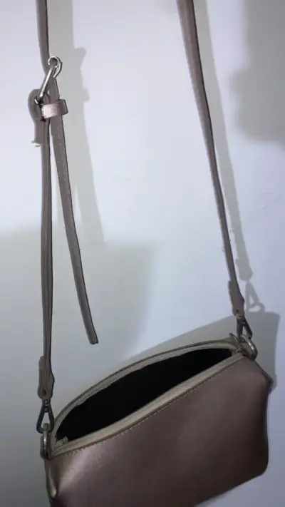 Cartera cruzada color bronce elegante - miniatura 3