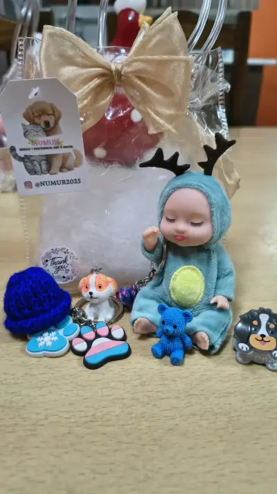 Set de llaveros con muñeca y accesorios - miniatura 1