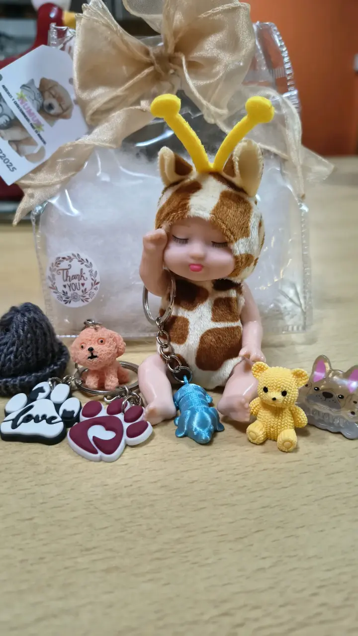 Set de llaveros con muñeca y accesorios - 2