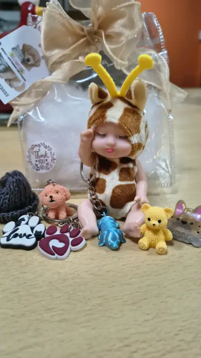Set de llaveros con muñeca y accesorios - miniatura 2