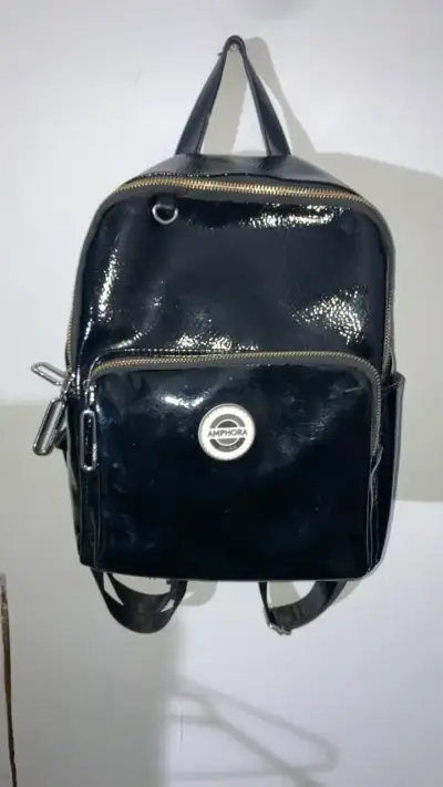 Mochila negra Amphora de charol - miniatura 1