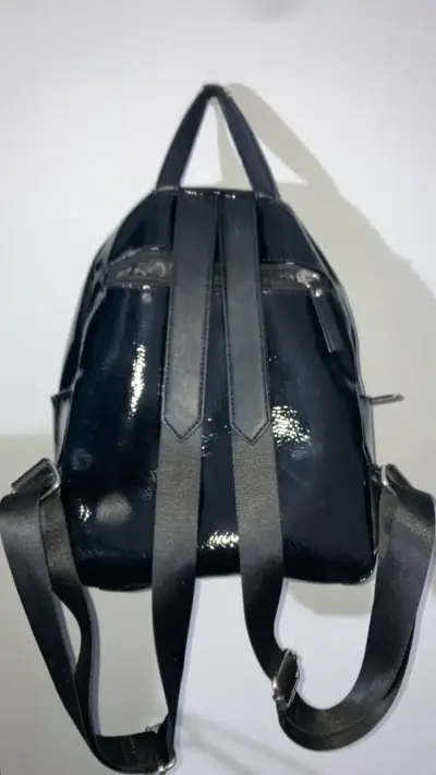 Mochila negra Amphora de charol - miniatura 2