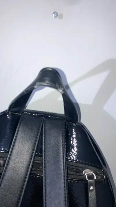 Mochila negra Amphora de charol - miniatura 3