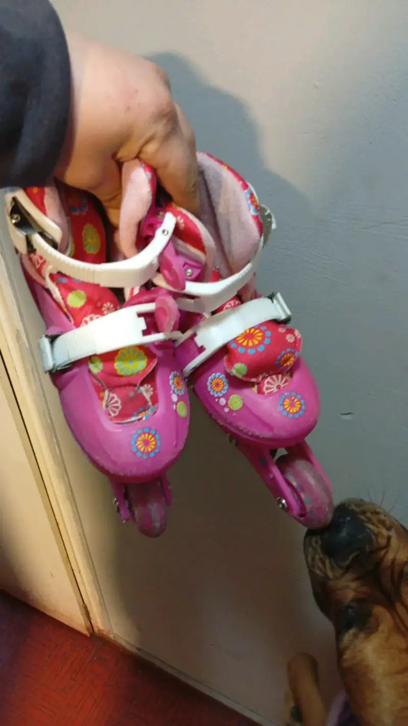 Patines rosados para niña con diseño floral - 1