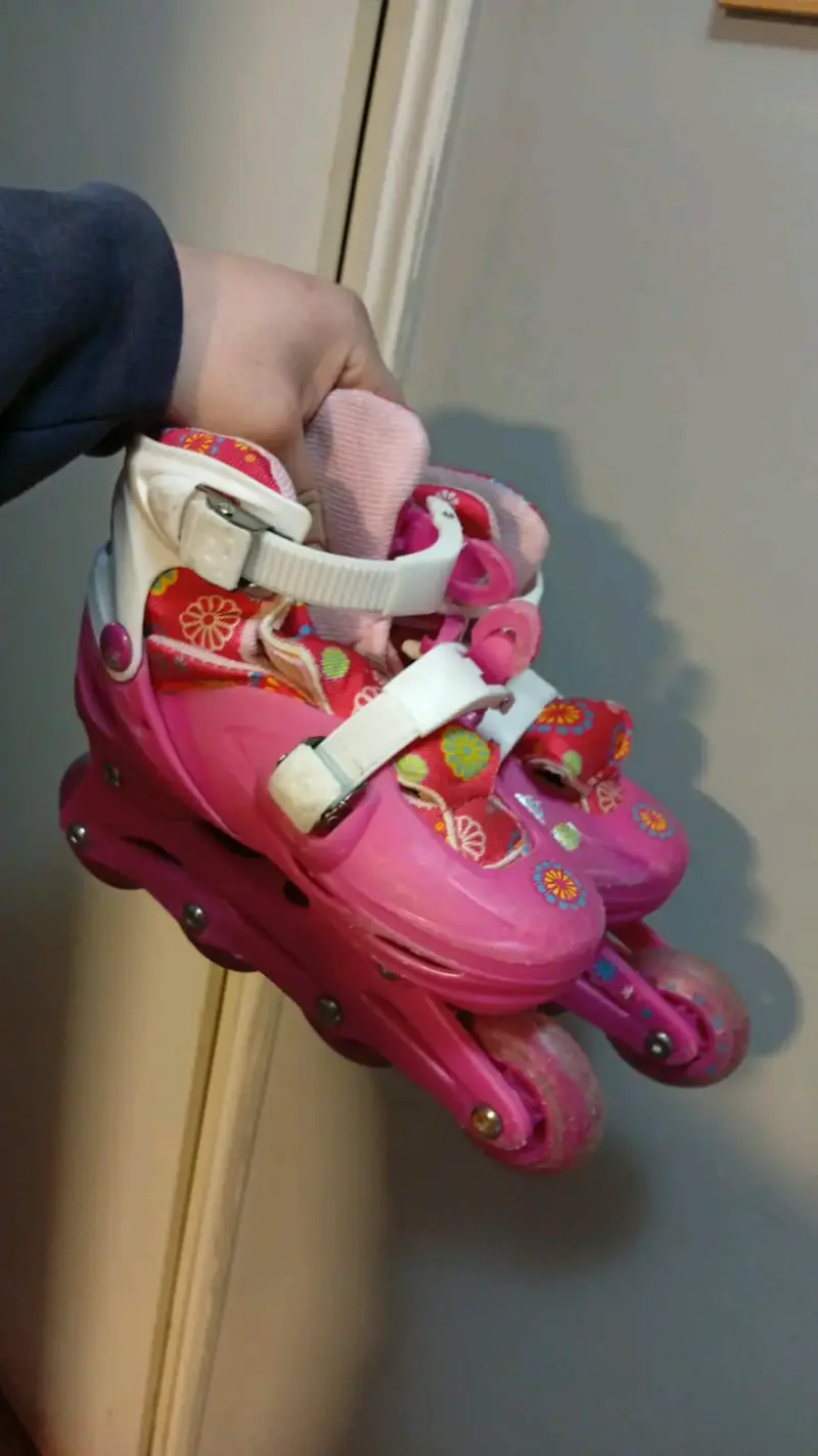 Patines rosados para niña con diseño floral - 2