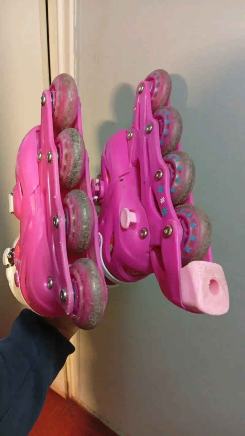 Patines rosados para niña con diseño floral - 3