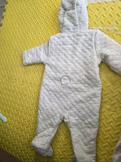 Enterito de bebé gris acolchado con capucha - miniatura 1