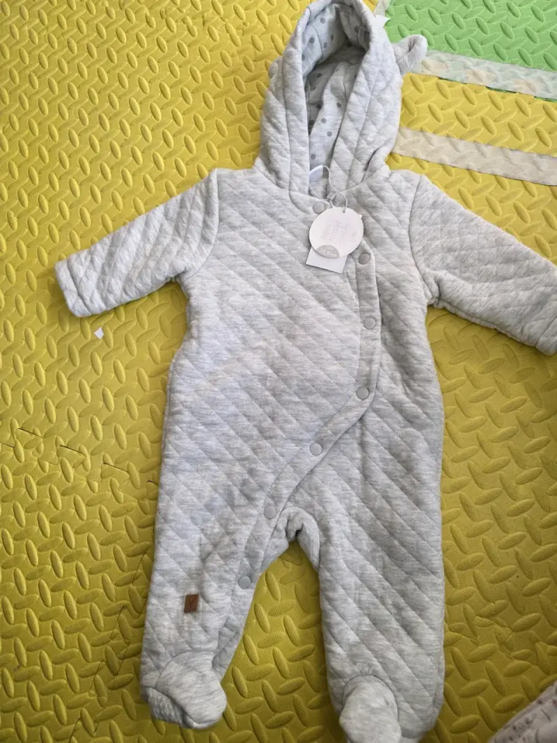Enterito de bebé gris acolchado con capucha - 4