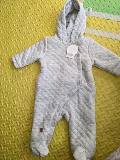 Enterito de bebé gris acolchado con capucha - miniatura 4