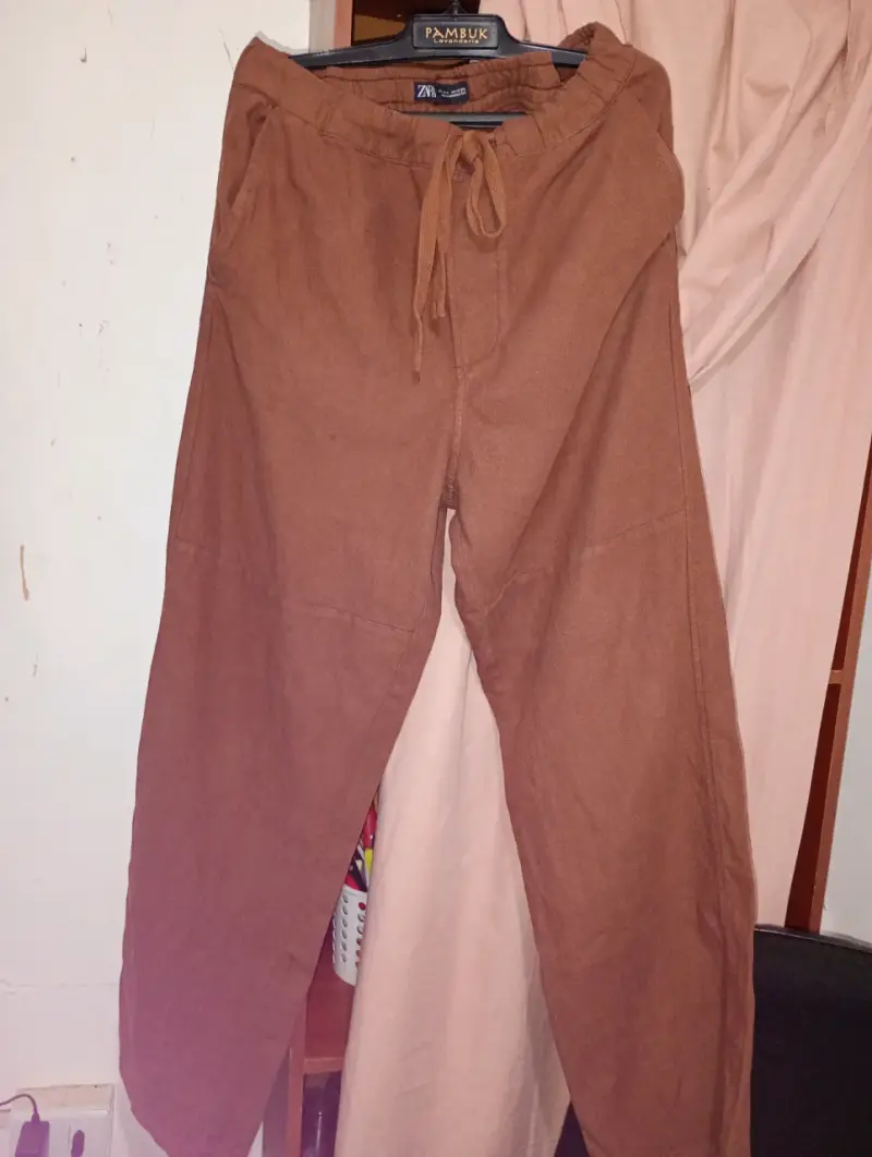 Pantalones casuales marrones Zara