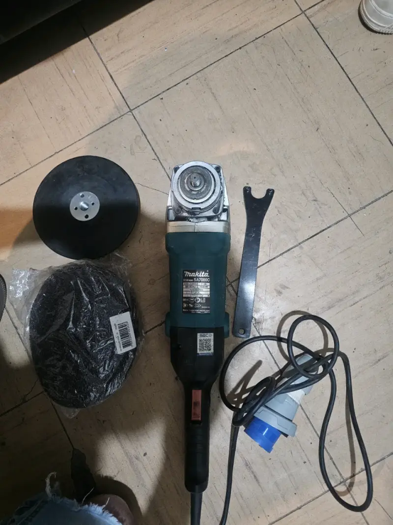 Esmeril angular Makita SA7000C con accesorios - 1
