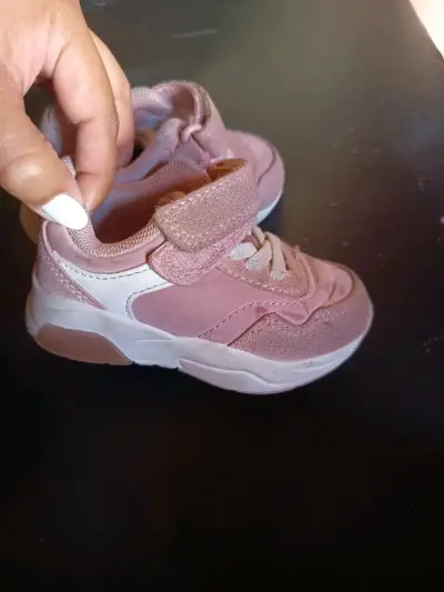 Zapatillas rosadas para niña con velcro N° 22 - miniatura 2