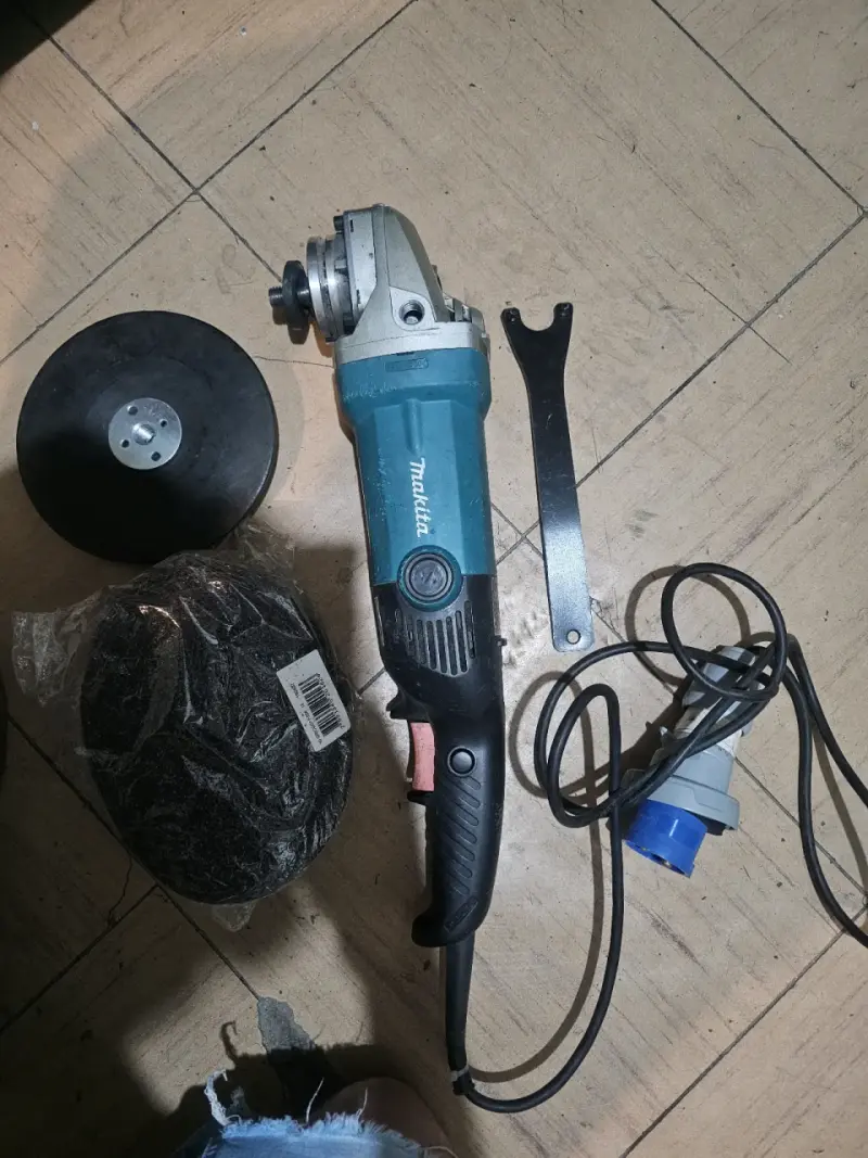 Esmeril angular Makita SA7000C con accesorios - 2