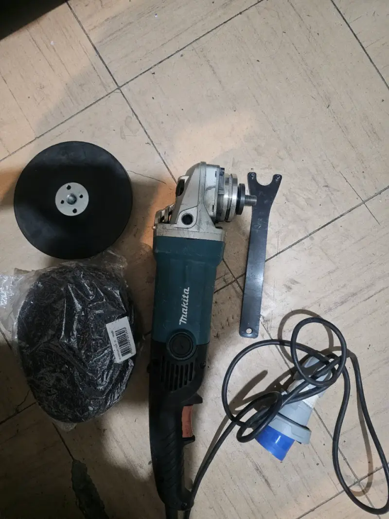 Esmeril angular Makita SA7000C con accesorios - 4