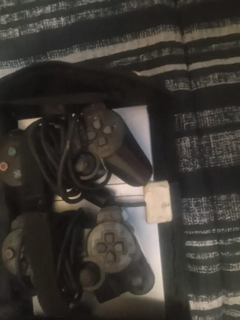 Consola PlayStation 2 con dos controles - 1