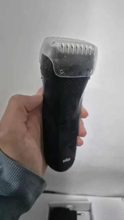 Afeitadora eléctrica Braun resistente al agua - miniatura 1