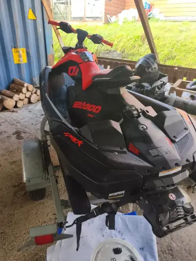 Moto de agua Sea-Doo Spark Trixx roja - miniatura 3