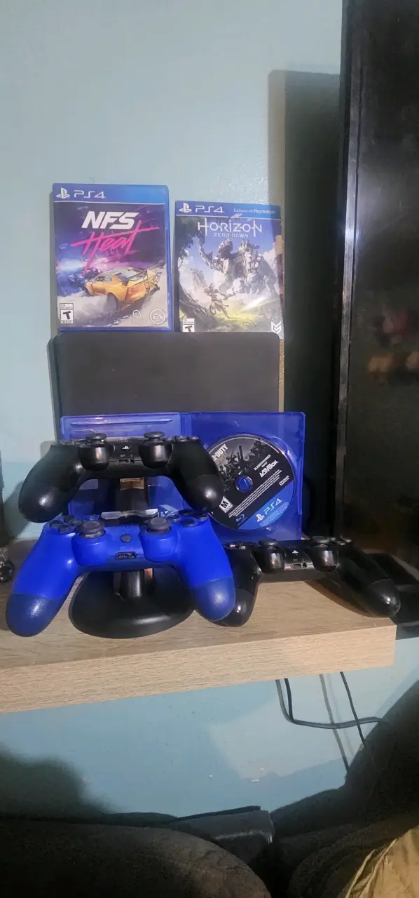 Consola PS4 con juegos y controles