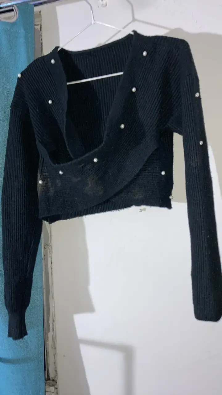 Suéter negro con perlas decorativas - 1