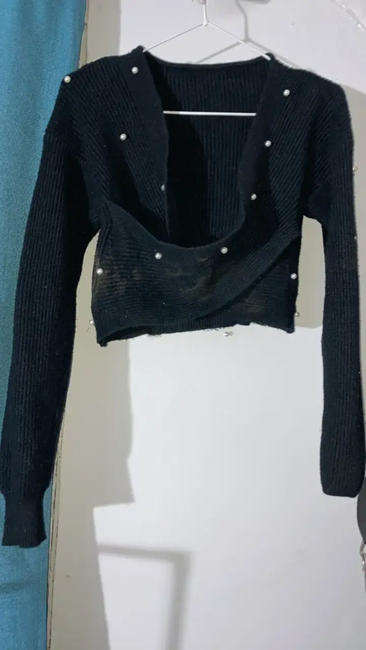 Suéter negro con perlas decorativas - 2