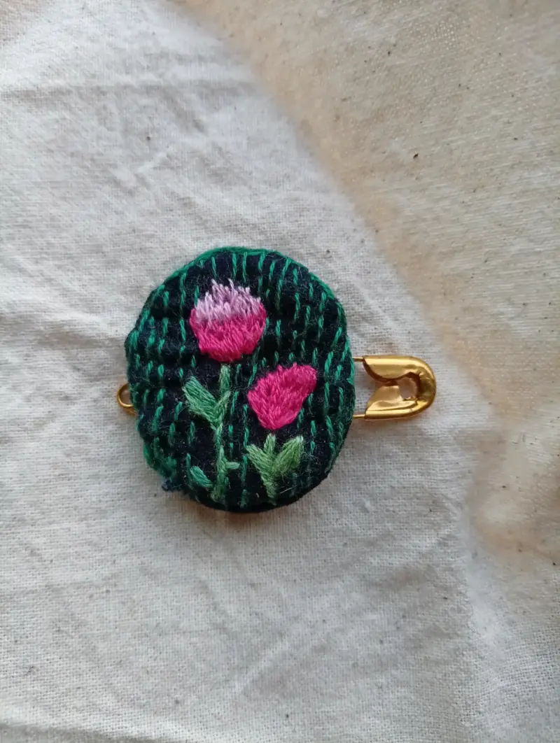 Broche bordado a mano con flores