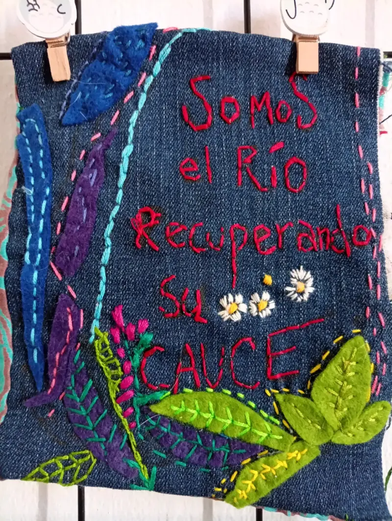 Tapiz decorativo bordado a mano en denim