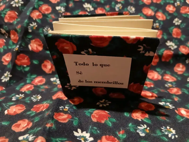 Mini libro artesanal con diseño floral - 1