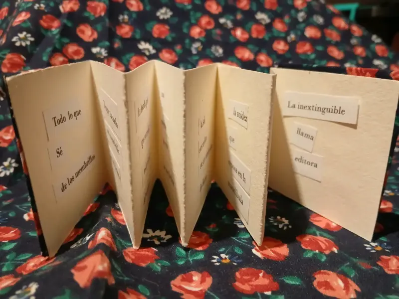 Mini libro artesanal con diseño floral - 2