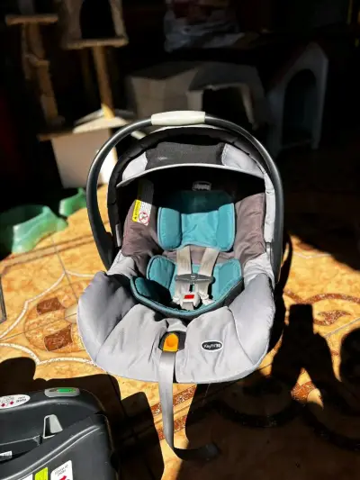 Silla de auto para bebé chicco gris - miniatura 3