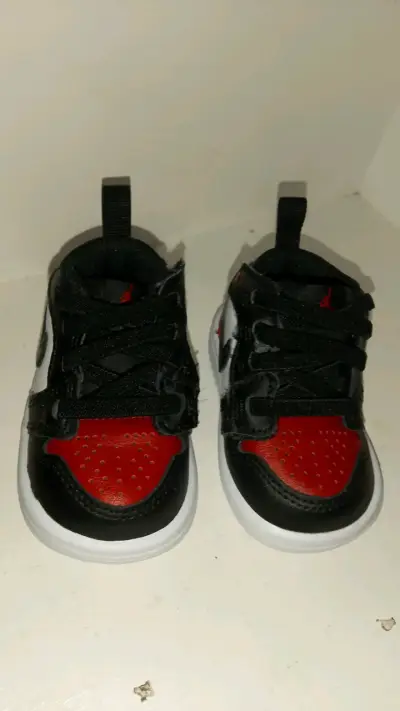 Zapatillas deportivas negras y rojas para niños - miniatura 1