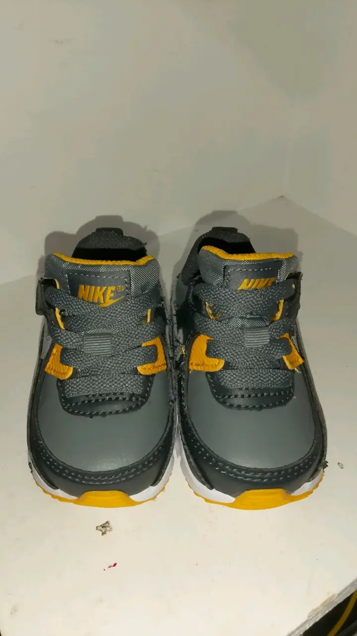 Zapatillas Nike para niños gris y amarillo - 1