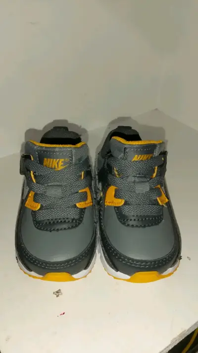 Zapatillas Nike para niños gris y amarillo - miniatura 1