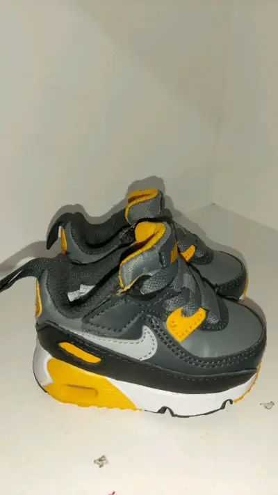 Zapatillas Nike para niños gris y amarillo - miniatura 2