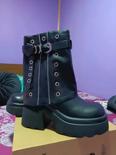 Botas negras de cuero con plataforma - miniatura 2