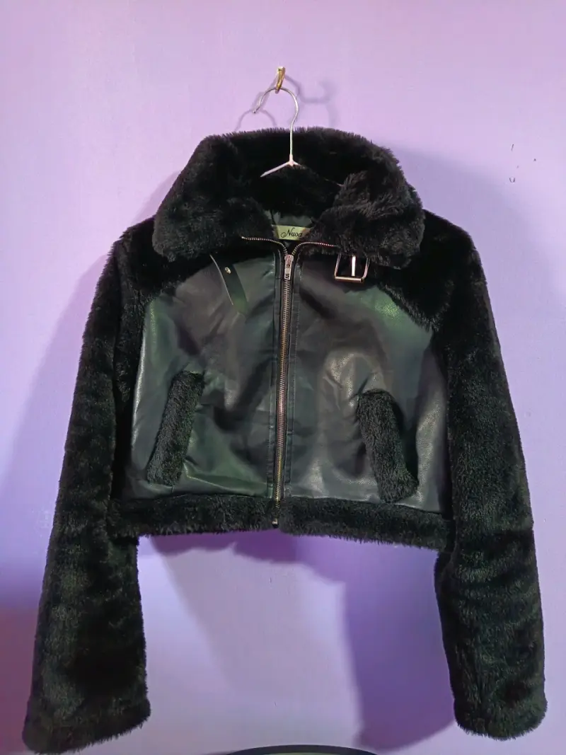 Chaqueta corta de piel sintética negra