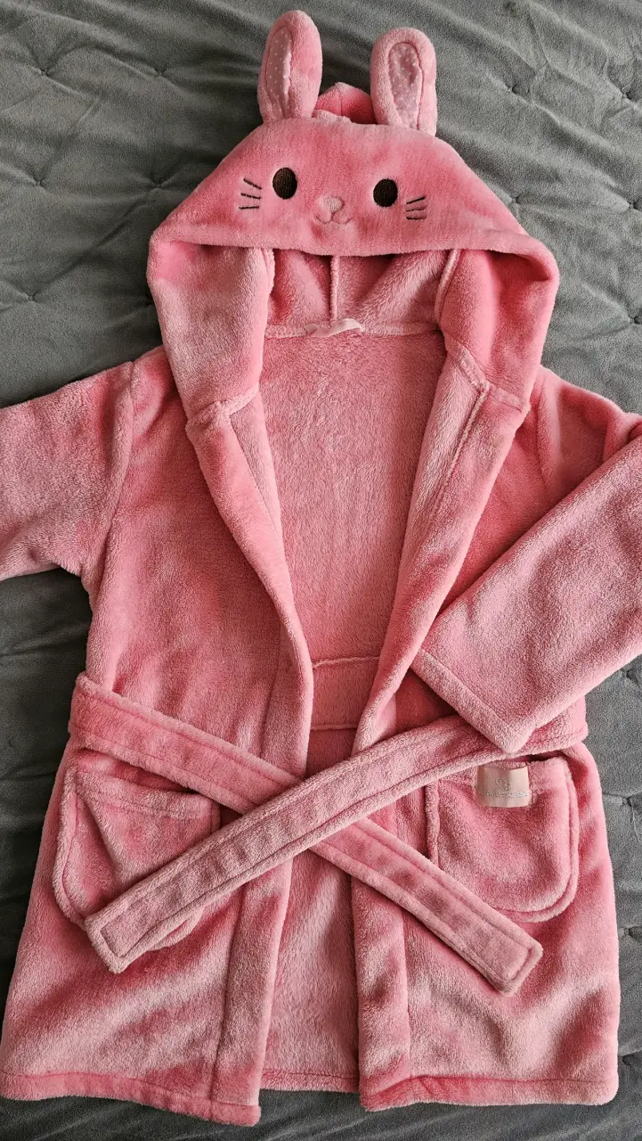 Bata infantil rosada con capucha de conejo