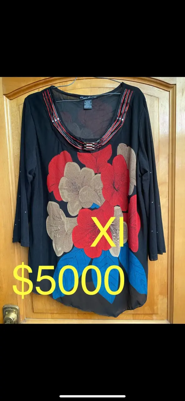 Blusa negra con flores estampadas talla XL - 1