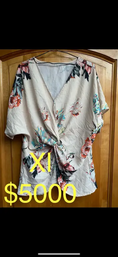 Blusa negra con flores estampadas talla XL - miniatura 3