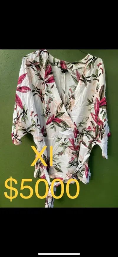 Blusa negra con flores estampadas talla XL - miniatura 4
