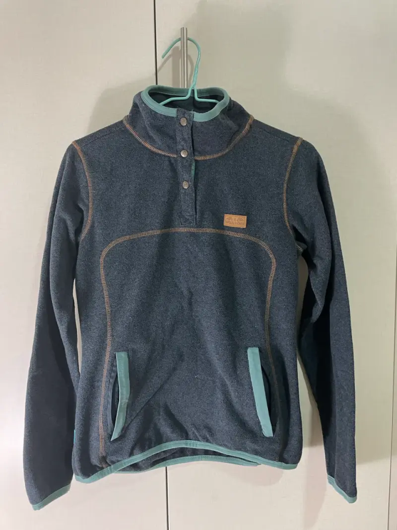 Polerón polar azul con detalles verdes para mujer - 1