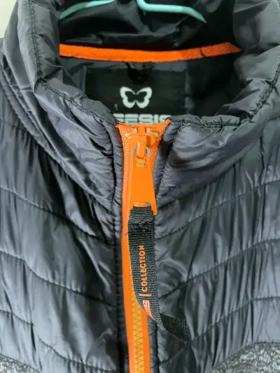 Chaqueta deportiva gris con cierre naranja - miniatura 2