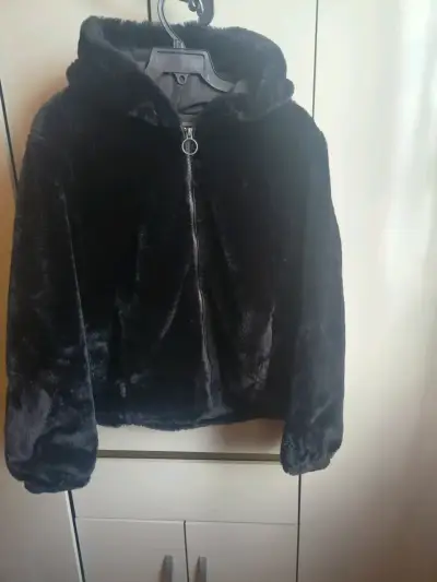 Chaqueta de peluche negra con capucha - miniatura 1